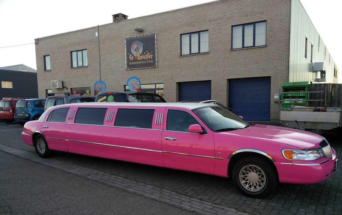 Een roze limousine voor de deur van de Ravotter.