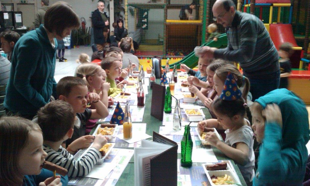 Kinderen gezellig aan tafel.